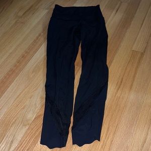 Wunder Under Scalloped Hem High-Rise Crop 23”